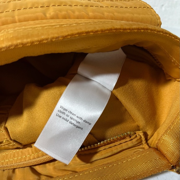 Tommy Bahama Mini Mighty Quilted Travel Puffer Crossbody Bag - Picture 13 of 13